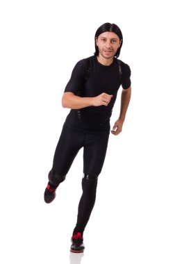 Beyazlar üzerinde izole edilmiş egzersizler yapan genç adam.