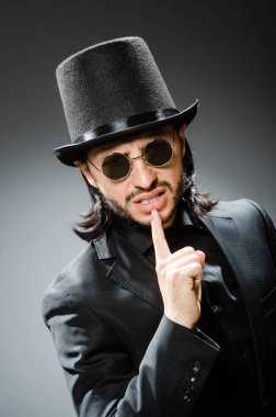 Siyah şapkalı bir adamın klasik konsepti.
