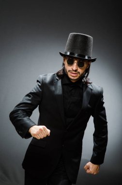 Siyah şapkalı bir adamın klasik konsepti.