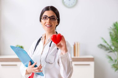 Kalp bakımı konsepti olan genç bir doktor