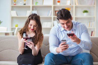 Genç çift romantik bir konseptte şarap içiyor.