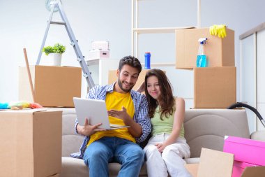 Genç bir aile eve taşınmayı tartışıyor.