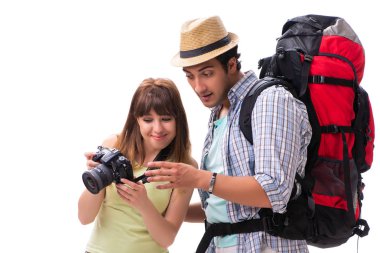 Genç bir aile beyazlar içinde tatile çıkmaya hazırlanıyor.