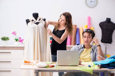 Atölyesinde çalışan genç terzi.