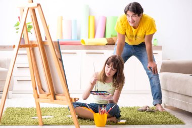 Evde resim yapmayı seven genç bir çift.