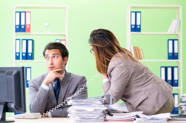 Ofiste çalışan iki meslektaşım.