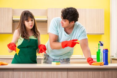 Mutfakta çalışan genç çift. 