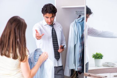 Kadın kocasını işe uğurluyor. 