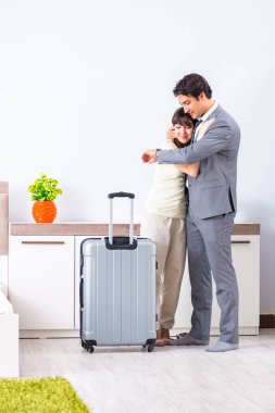 Karısı kocasını iş gezisine uğurluyor.