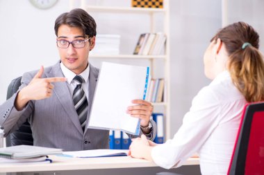 Erkek ve kadın ofiste tartışıyorlar.