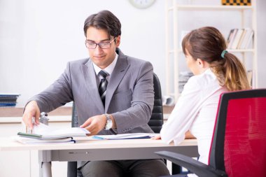 Erkek ve kadın ofiste tartışıyorlar.