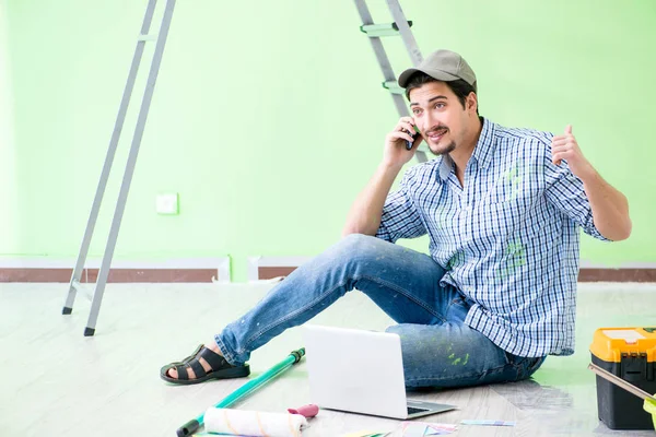 Joven Hombre Haciendo Renovación Del Hogar — Foto de Stock