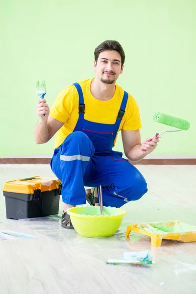 Házfelújítás alatt álló fiatalember — Stock Fotó