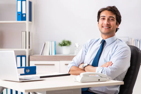 Jeune homme d'affaires beau travaillant dans le bureau — Photo