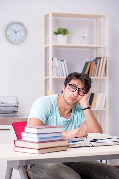 Junge hübsche Studentin bereitet sich auf Schulprüfungen vor — Stockfoto