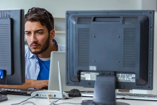 IT-Techniker schaut sich IT-Ausrüstung an — Stockfoto