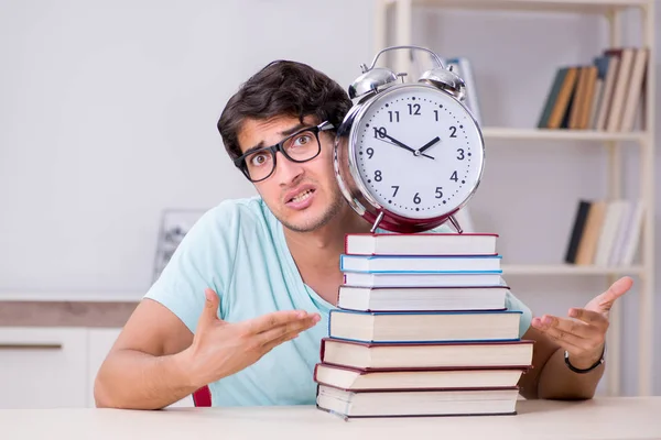 Joven estudiante guapo preparándose para los exámenes escolares — Foto de Stock