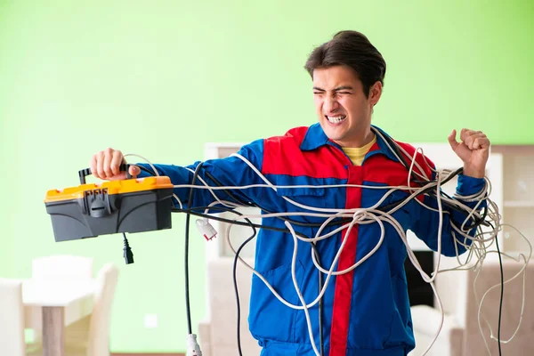 Contratante eletricista com cabos emaranhados — Fotografia de Stock