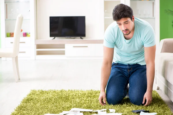 Jovem lutando com finanças pessoais e contas — Fotografia de Stock