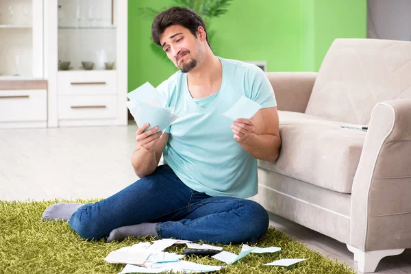 Joven luchando con las finanzas personales y facturas —  Fotos de Stock