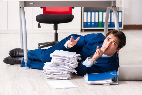 Cansado Hombre Negocios Agotado Trabajando Horas Extras Oficina — Foto de Stock