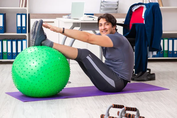 Junge männliche Mitarbeiter üben im Büro — Stockfoto