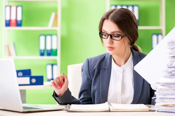 Jeune employée très occupée par la paperasserie en cours — Photo