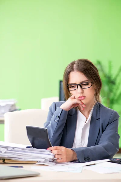 Женщина-финансовый менеджер, работающая в офисе — стоковое фото