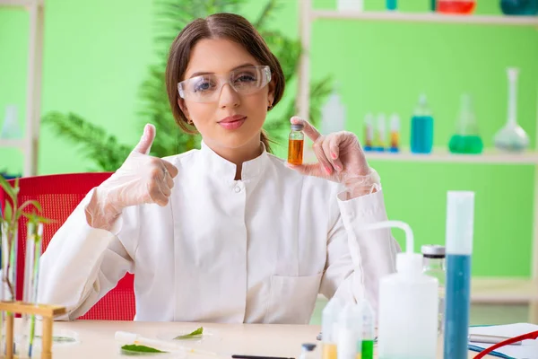 Bela mulher biotecnologia cientista químico trabalhando em laboratório — Fotografia de Stock