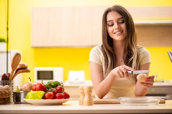 Giovane donna preparare insalata a casa in cucina — Foto Stock