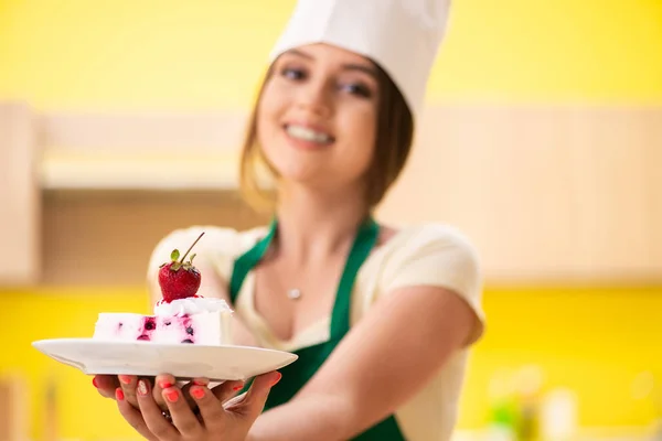 Jeune cuisinier gâteaux de cuisine dans la cuisine — Photo