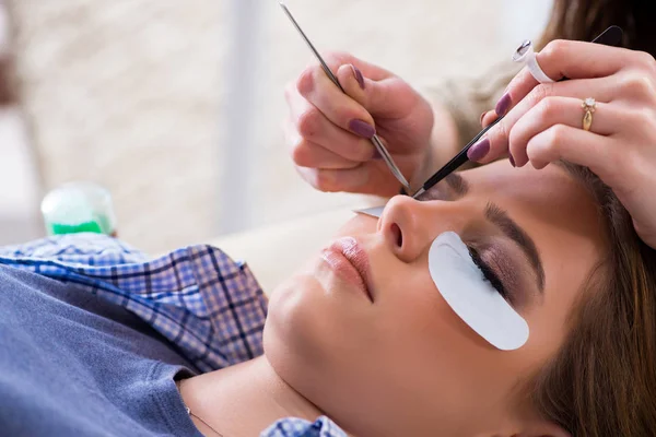 Junge Frau bekommt Wimpernverlängerung — Stockfoto