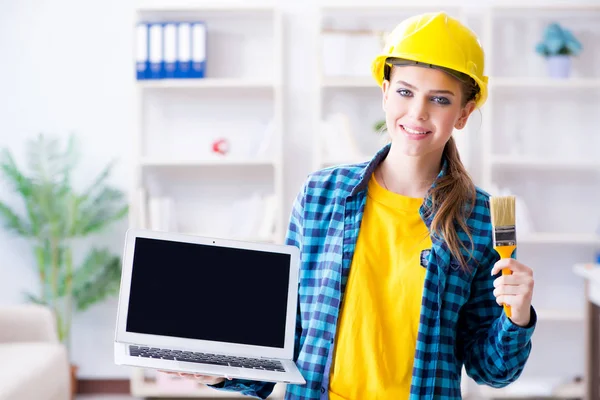 Mujer en concepto de blogging industrial — Foto de Stock