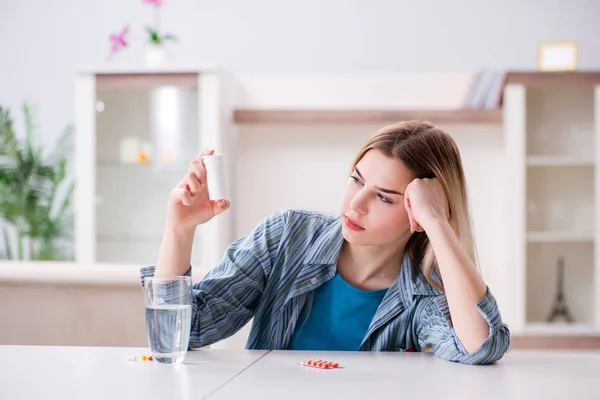 Kobieta zażywająca tabletki przeciwbólowe — Zdjęcie stockowe