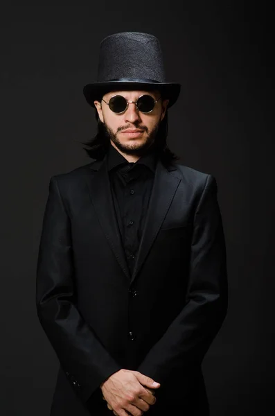Concepto vintage con hombre con sombrero de copa negro —  Fotos de Stock