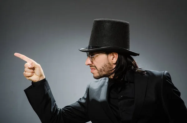 Conceito vintage com homem vestindo chapéu top preto — Fotografia de Stock