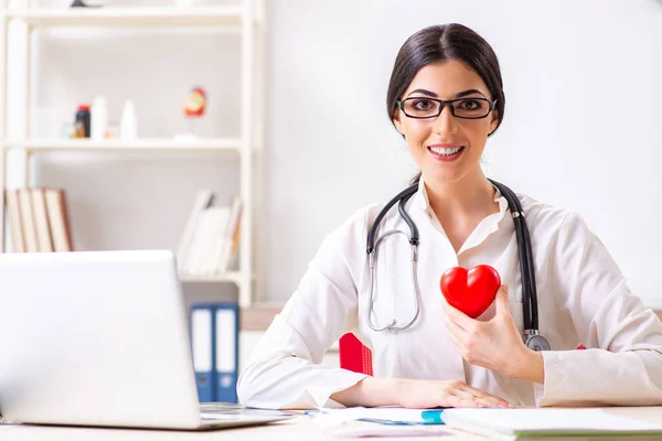 Kalp bakımı konsepti olan genç bir doktor — Stok fotoğraf