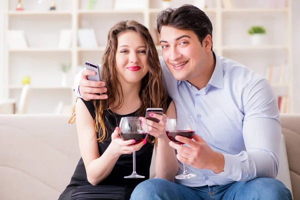 Junges Paar trinkt Wein in romantischem Konzept — Stockfoto