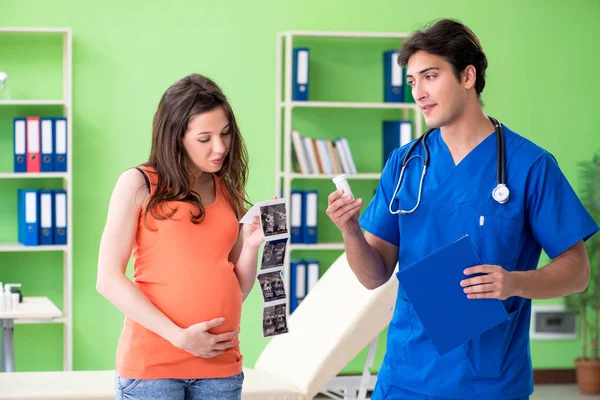 Zwangere vrouw bezoekt mannelijke gynaecoloog in de kliniek — Stockfoto