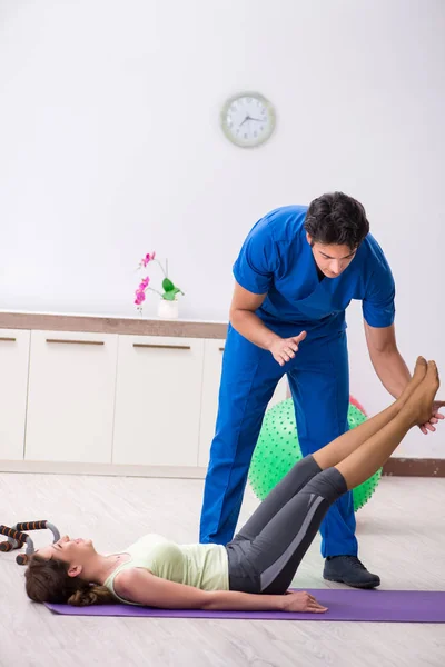 Istruttore di fitness che aiuta lo sportivo durante l'esercizio — Foto Stock