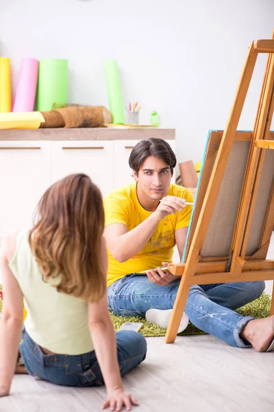 Młoda para maluje w domu — Zdjęcie stockowe