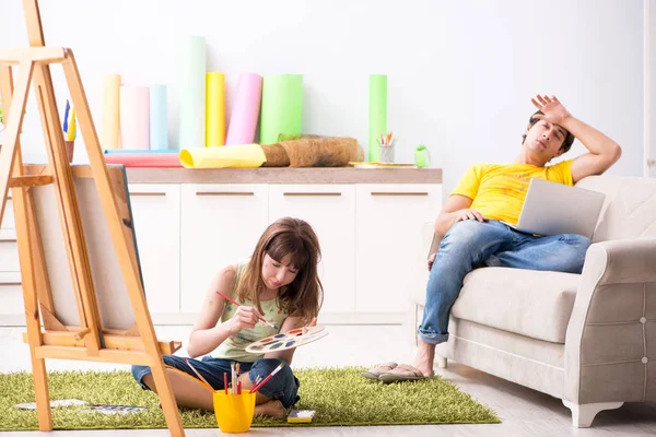 Pareja joven disfrutando de la pintura en casa — Foto de Stock