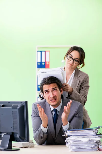 Hombre empleado que sufre de exceso de trabajo —  Fotos de Stock