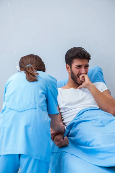 Woman doctor examining male patient in hospital — Stock Photo, Image