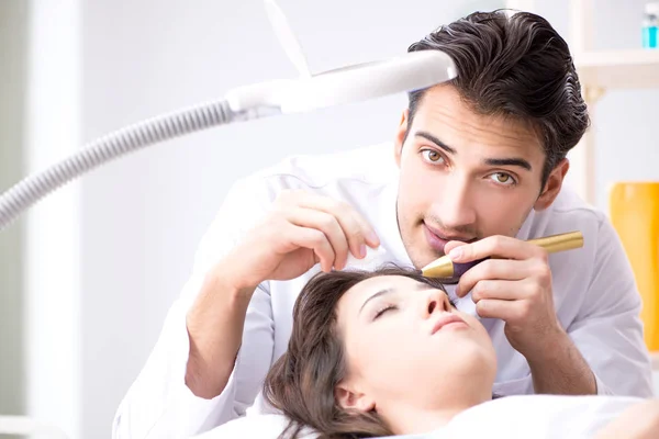 Woman visiting dermatologyst for laser scar removal — Stock Photo, Image