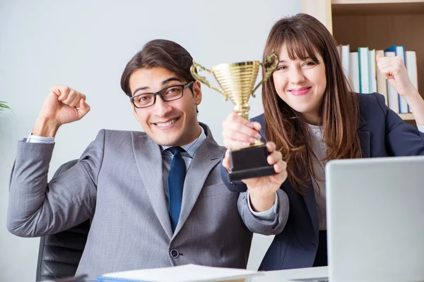 Concetto di lavoro di squadra con premio — Foto Stock