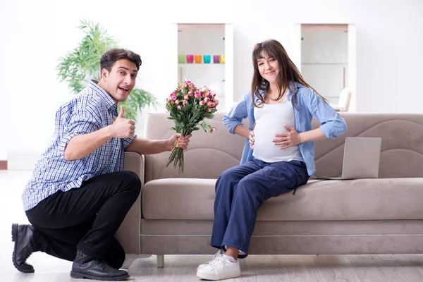 Familia feliz celebrando el embarazo en casa — Foto de Stock