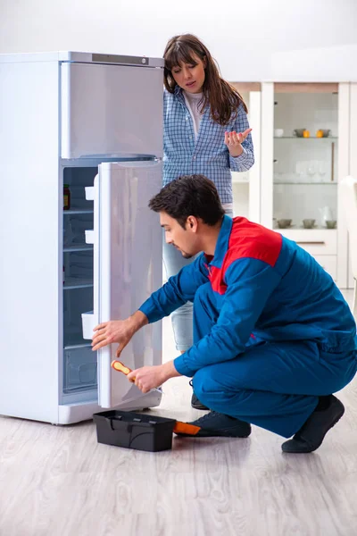 Man repairing fridge with customer — Stock Photo, Image
