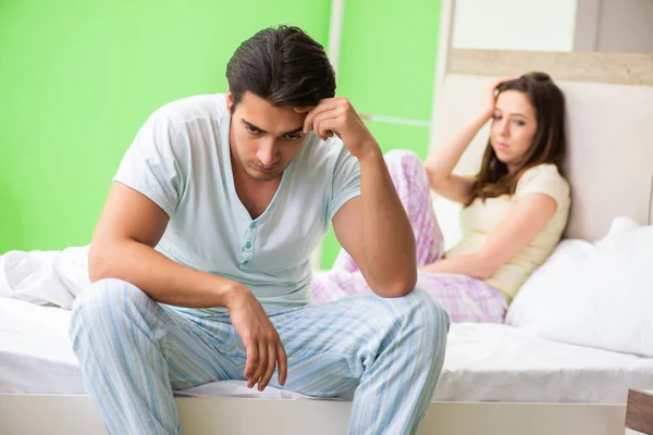Frau und Mann nach Streit im Schlafzimmer — Stockfoto