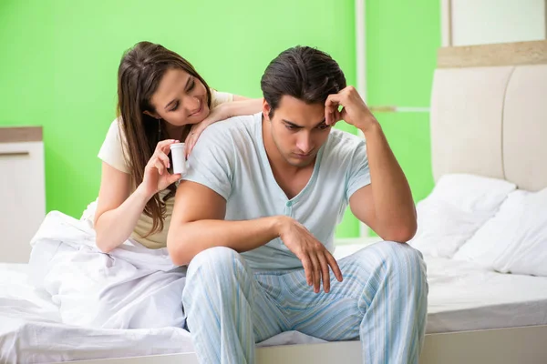 Hombre usando pastillas para la satisfacción de la mujer — Foto de Stock